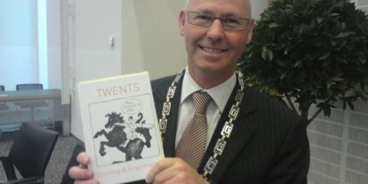 HoltensNieuws.nl Burgemeester krijgt les Burgemeester krijgt les gemeente